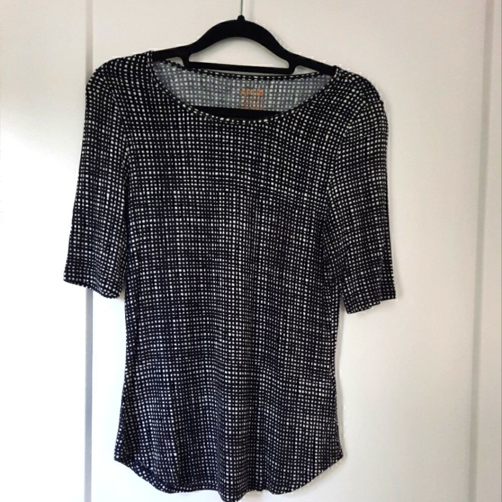 APT 9 Basket Weave Scoopneck Elbow Length Sleeves Navy and White